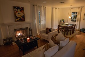 Smart TV, fireplace, ping pong, books