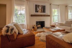 Smart TV, caminetto, tavolo da ping pong, libri