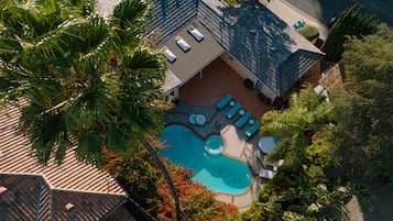 Utendørsbasseng og et oppvarmet basseng