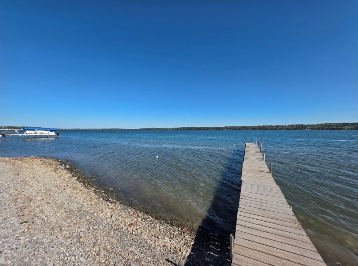 En la playa, sillas reclinables de playa, toallas de playa