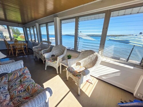 Private Level Beachfront, Fenced Yard, Boat Dock,Kayaks,CentralAir, Great Views!