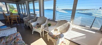 Classy Colonial w / 125 'Level Beachfront & Central Air