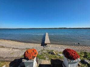 På stranden, solsenger og strandhåndklær