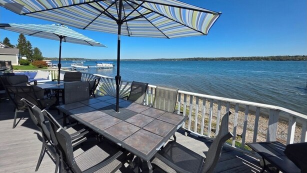 Outdoor dining - Private Level Beachfront, Fenced Yard, Boat Dock,Kayaks,CentralAir, Great Views! (Auburn)