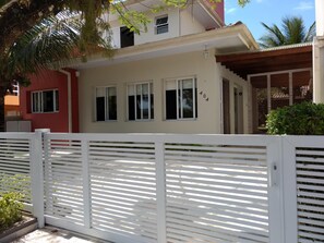 Exterior - Spacious, airy house on Lagoinha beach, Ubatuba. 160 meters from the beach (Lagoinha)