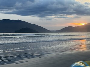 Beach nearby, sun-loungers - Spacious, airy house on Lagoinha beach, Ubatuba. 160 meters from the beach (Lagoinha)