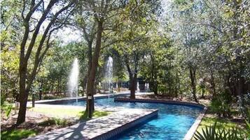 Een buitenzwembad en een verwarmd zwembad