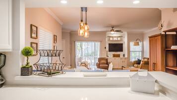 Televisie, een dvd-speler en boeken