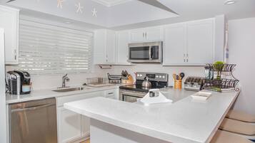 Een koelkast, een microgolfoven, een oven, een kookplaat