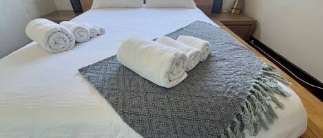 3 habitaciones, tabla de planchar con plancha, wifi y ropa de cama