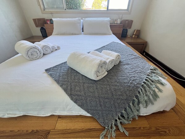 3 bedrooms, iron/ironing board, WiFi, bed sheets - The Shack at South Beach (South Fremantle)
