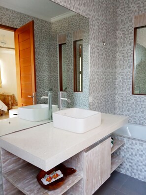 Combined shower/tub, hair dryer, towels, soap - VIP Green Studio Apartment Seminyak (Kuta, Badung)