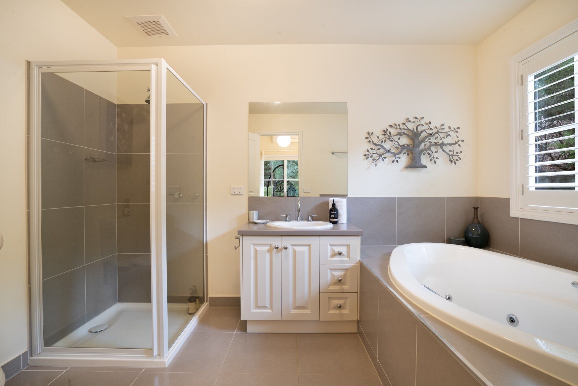 Douche, baignoire à remous, séchoir à cheveux