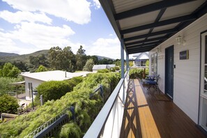 Property grounds - BlueMill Cottage Bright - The Complete Luxury Getaway (Bright)