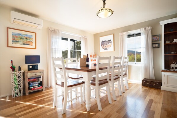 Dining - BlueMill Cottage Bright - The Complete Luxury Getaway (Bright)