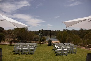 Outdoor banquet area - Pet friendly accommodation on the Murray River (Murtho)