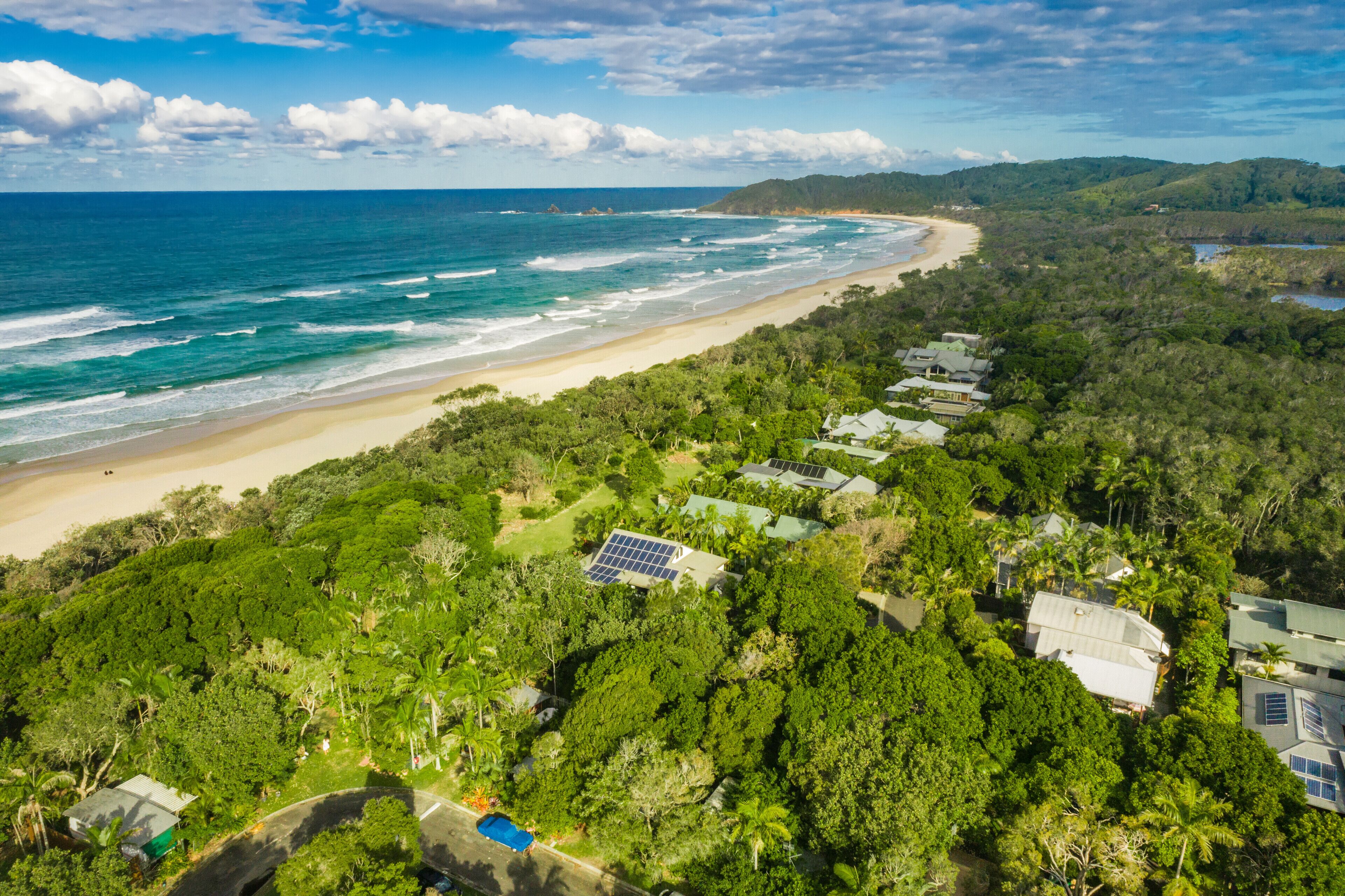 بالقرب من الشاطئ، كراسي للتشمس، مناشف للشاطئ