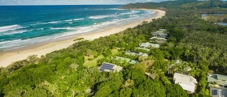 بالقرب من الشاطئ، كراسي للتشمس، مناشف للشاطئ