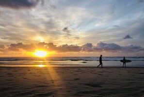 Tæt på stranden, liggestole, badehåndklæder