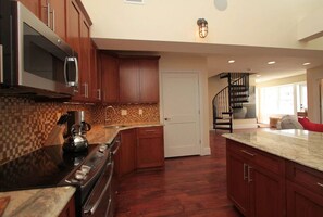 Coffee/tea maker - 2 Bedrooms w/Loft and En-Suite Baths, Walk to Harbor (Newport)