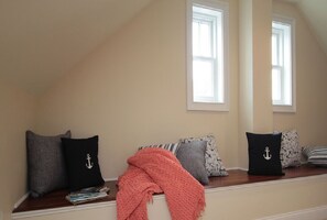 Interior - 2 Bedrooms w/Loft  and  En-Suite Baths, Walk to Harbor (Newport)