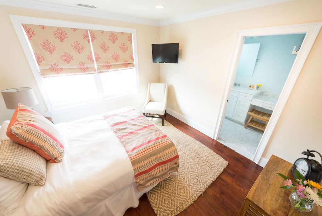 2 bedrooms, iron/ironing board, internet