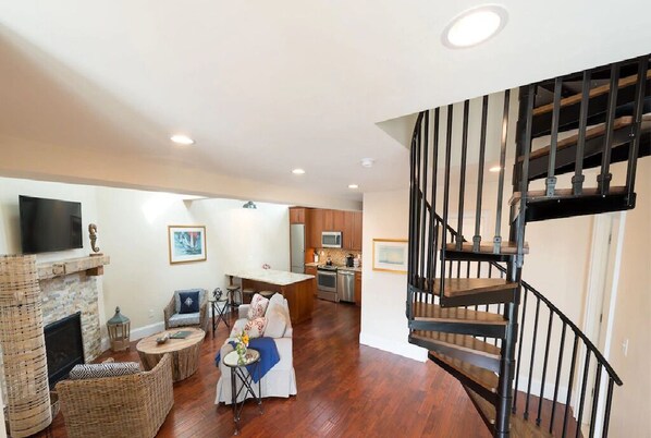 TV - 2 Bedrooms w/Loft and En-Suite Baths, Walk to Harbor (Newport)