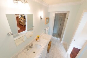 Bathroom - 2 Bedrooms w/Loft  and  En-Suite Baths, Walk to Harbor (Newport)