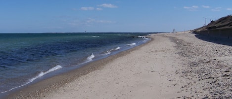 Vlak bij het strand, ligstoelen aan het strand, strandlakens