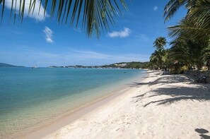 On the beach - Glitzy Home in Beauty Resort (Koh Samui)