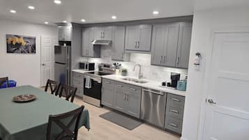 雪櫃、微波爐、焗爐、爐具