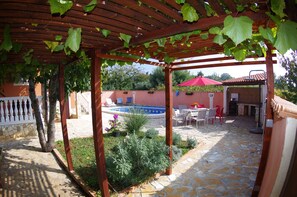 Outdoor dining - Cosy Apartment For 4 Persons On Spacious Private Property (Medulin)