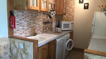 Een koelkast, een microgolfoven, een oven, een kookplaat