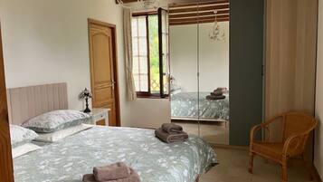 1 slaapkamer, een strijkplank/strijkijzer, reisbedje, gratis wifi