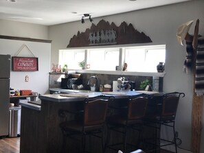 ثلاجة، ميكروويف، فرن، موقد طهي مسطح