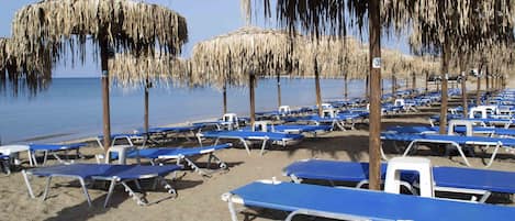 På stranden, solstolar och strandhanddukar