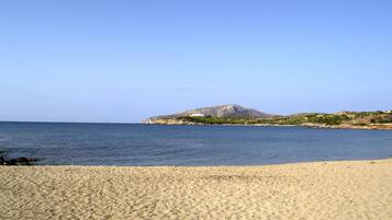 Plage, chaises longues, serviettes de plage