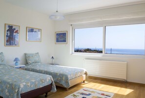 3 habitaciones, escritorio y tabla de planchar con plancha 