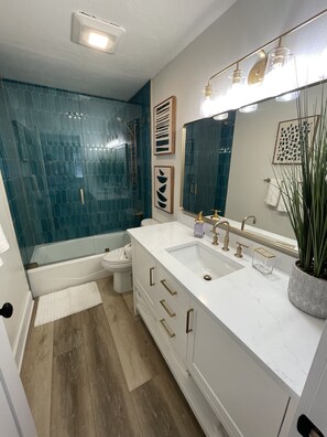 Combined shower/tub, hair dryer, towels, soap - Direct Siesta Key Beachfront condo! (Siesta Key)