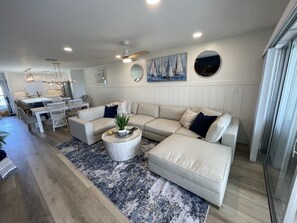 Smart TV, fireplace, DVD player, books - Direct Siesta Key Beachfront condo! (Siesta Key)