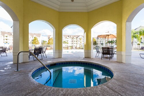 Newly Renovated, Modern Two Bedroom Condo Minutes Away From Disney