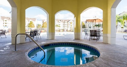 Newly Renovated, Modern Two Bedroom Condo Minutes Away From Disney