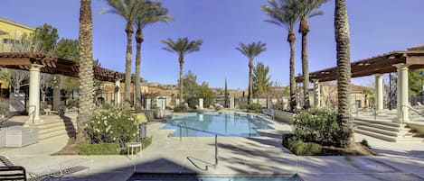 Una piscina al aire libre, una piscina climatizada