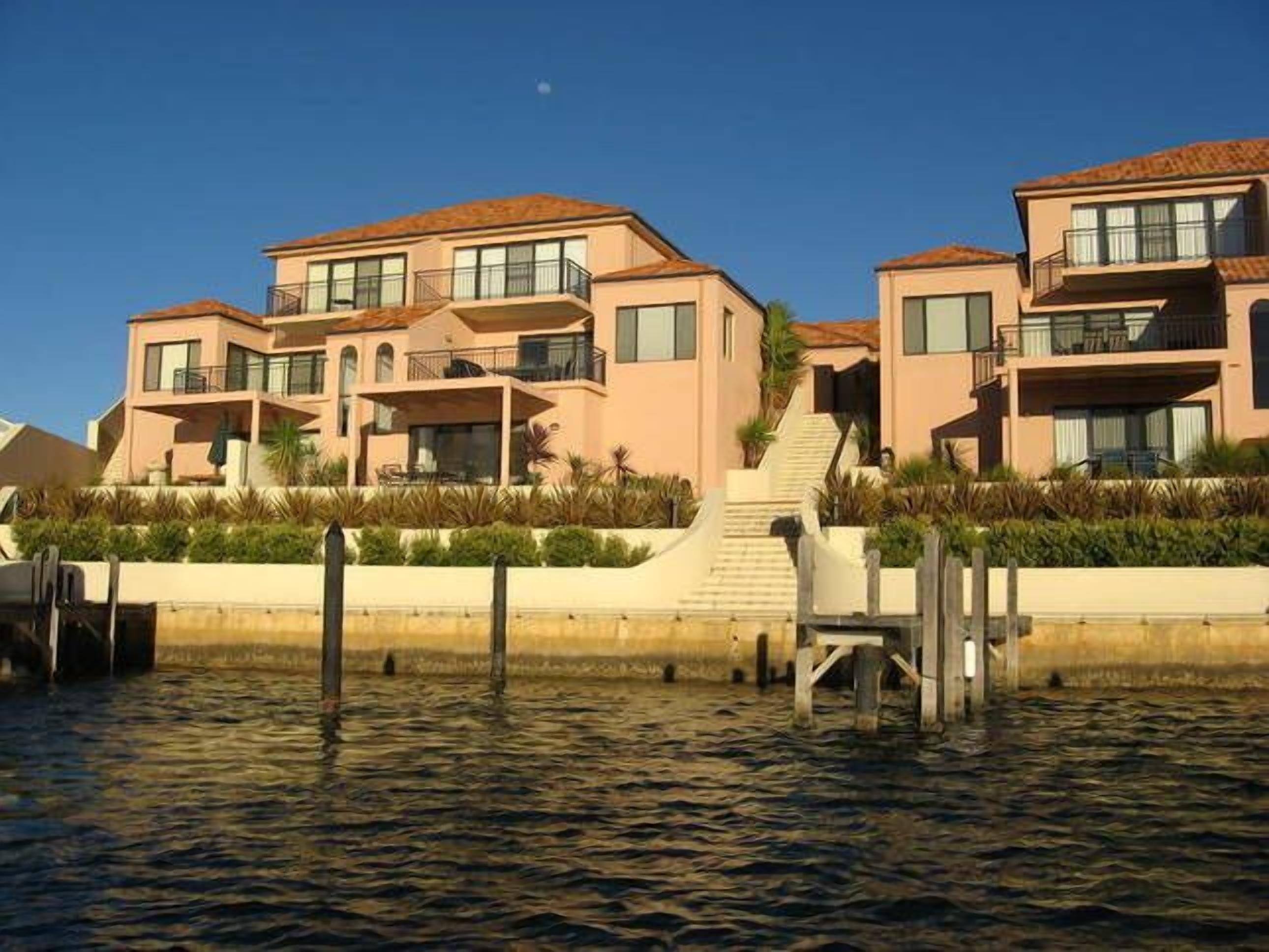 Hartog Villa on Baywater Canal