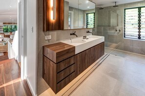 Articles de toilette (gratuits), séchoir à cheveux, serviettes fournies