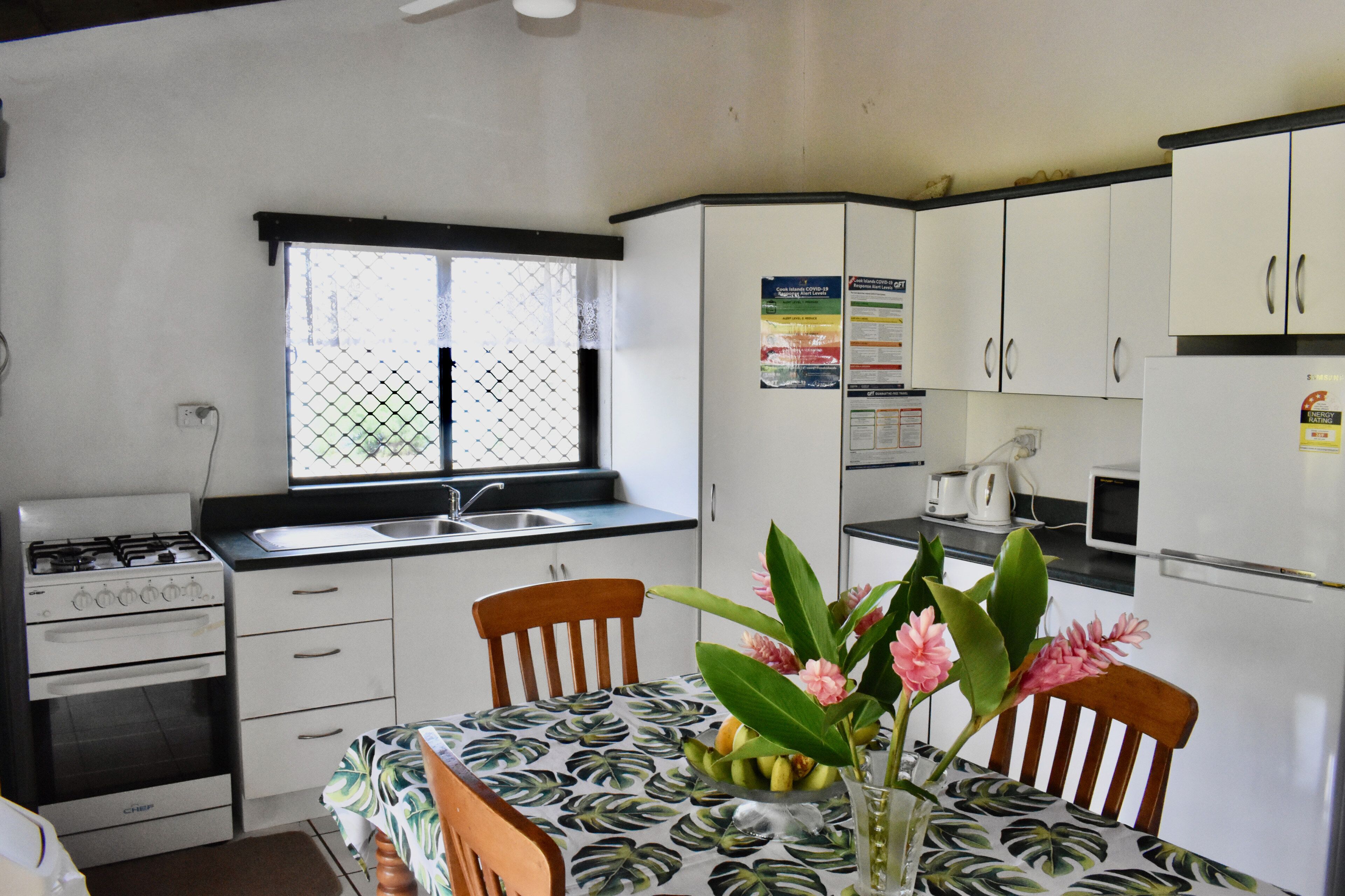 Kühlschrank, Mikrowelle, Ofen, Wasserkocher mit Kaffee-/Teezubehör