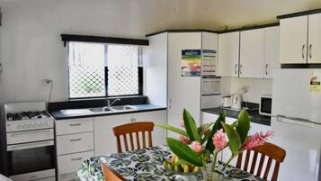 Refrigerador, microondas, horno, cafetera/tetera