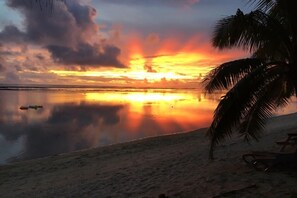 Beach nearby, sun-loungers, beach towels