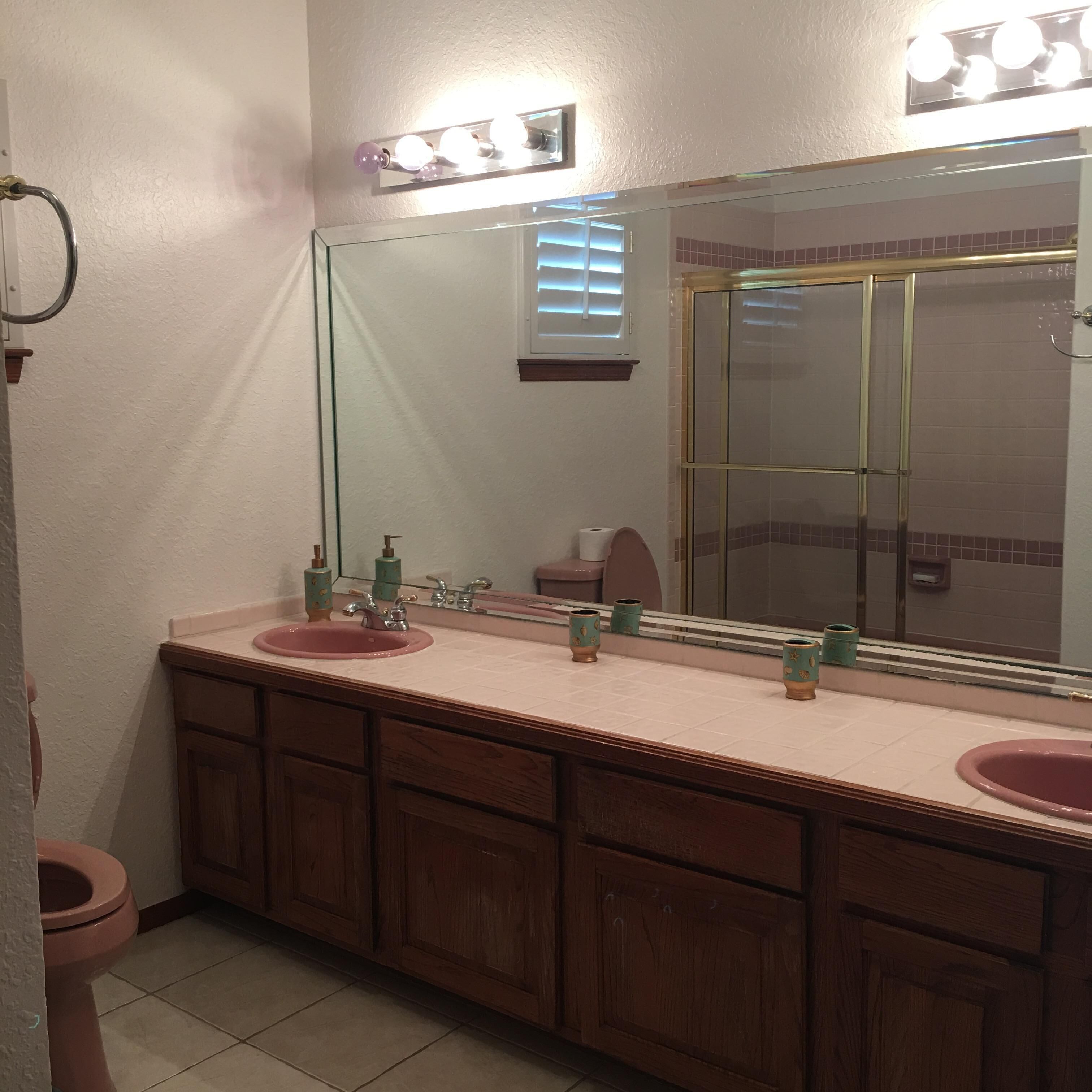 Large Home With Swimming Pool And Pool Table