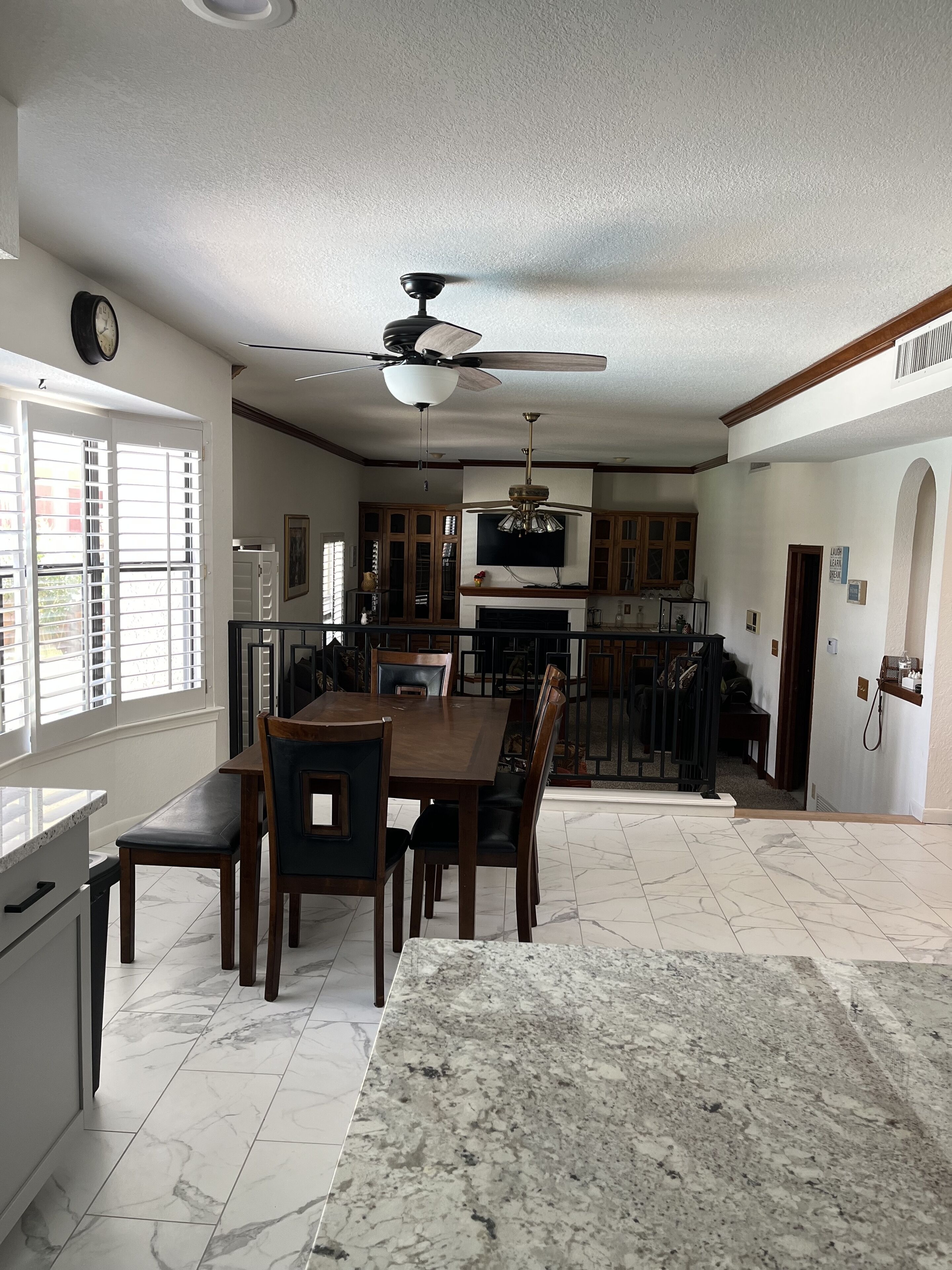 Large Home With Swimming Pool And Pool Table